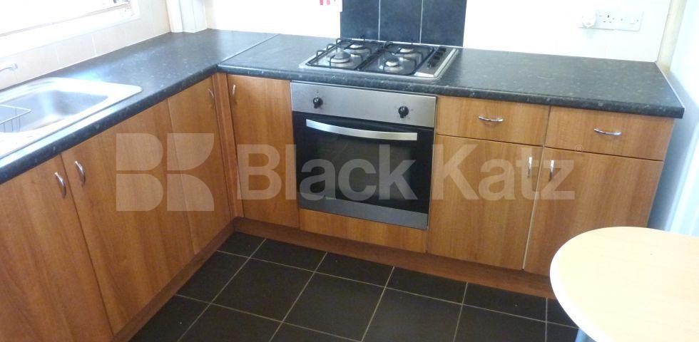 			LARGE 3/4 BED MINUTES TO BAYSWATER! , 3 Bedroom, 1 bath, 1 reception Flat			 Harrow Road , ROYAL OAK / LITTLE VENICE